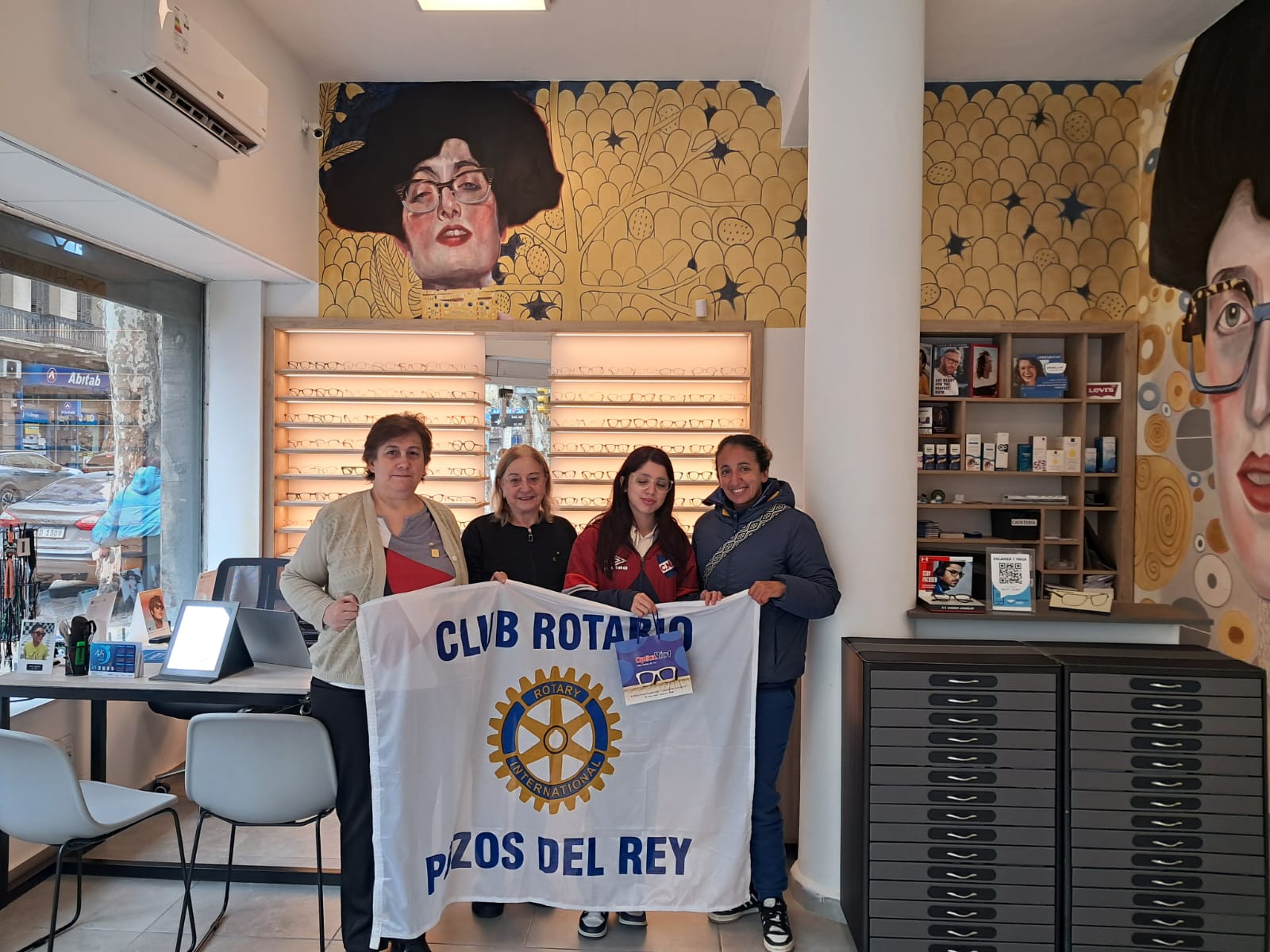 Entrega de lentes a alumna de liceo de Montevideo